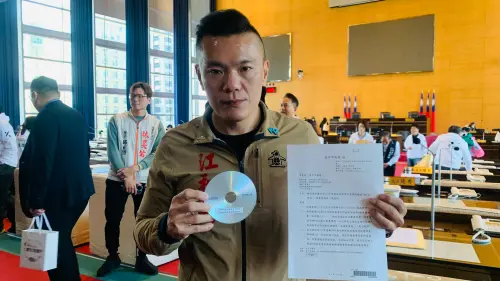 ▲台中市議員江和樹今年3月就指出市府使用光碟片與社會脫節，要求改進。（資料畫面／記者顏幸如攝）
