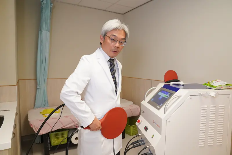 ▲郭于誠醫師展示癌症局部熱治療機HY-DEEP 600WM。（圖／中醫大新竹醫院提供）