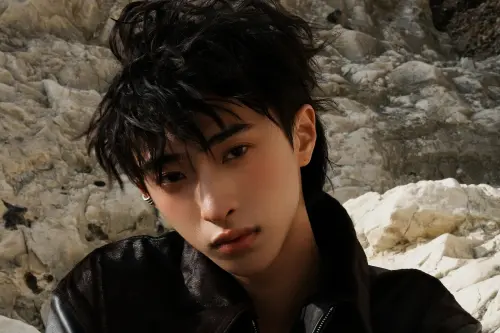 小哈利發新歌登熱搜！曝18歲離家真心話　伊能靜狂吐彩虹屁讚兒子
