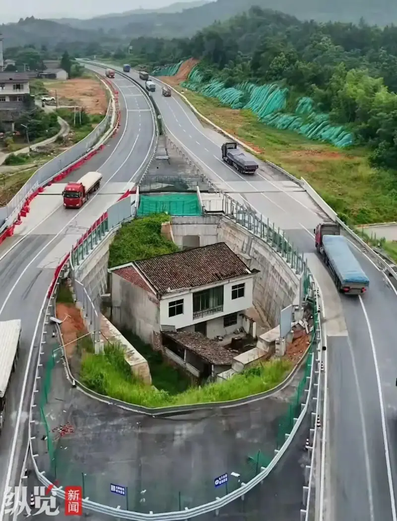 ▲位在中國江西金溪縣G206公路的「最強釘子戶」,又被戲稱為「金溪之眼」。(圖/翻攝自微博)