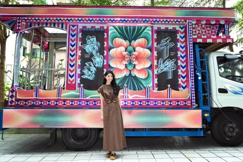 ▲李千娜推出全新專輯《千娜舞台秀 - 彼段過去經過阮兜口》，其中單曲是翻唱自WHYNOT樂團的《無法度按捺》，MV上線後迅速突破百萬點閱。（圖／環球音樂提供）