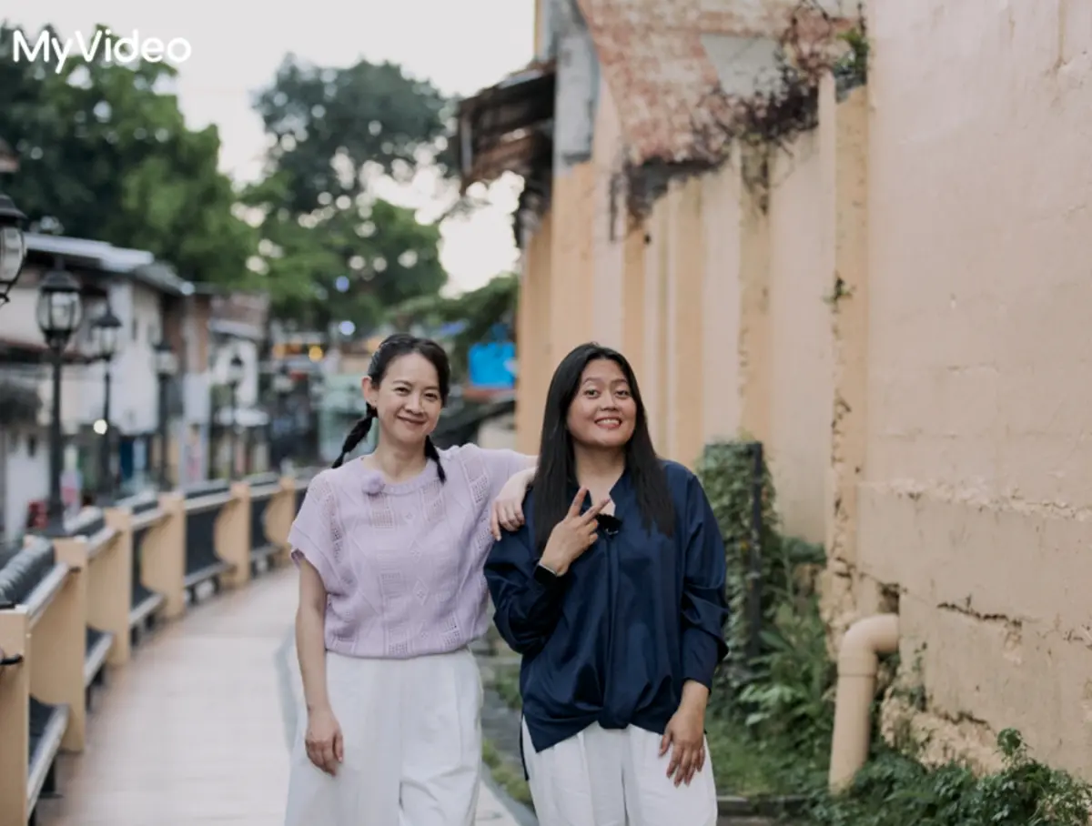 ▲曾寶儀（左）在《我們回家吧3》陪著來台工作10年的印尼看護Diana返鄉，兩人面對鏡頭擺出笑容，其實從開錄到結束，一路哭個不停，Diana曾碰到很惡劣的雇主，逼她睡在倉庫地板，甚至飯吃多了還扣錢，讓她只能邊掉淚邊忍耐。（圖／台灣大哥大MyVideo、三立提供）