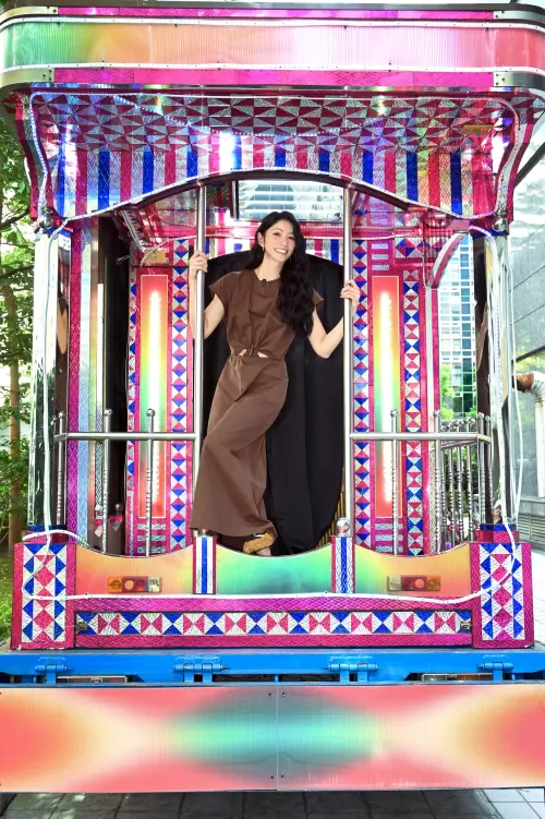 ▲李千娜（如圖）站上名為「千娜舞台秀」的電子花車，向經營電子花車的爸媽致敬，也為新專輯增添趣味性。（圖／環球音樂提供）