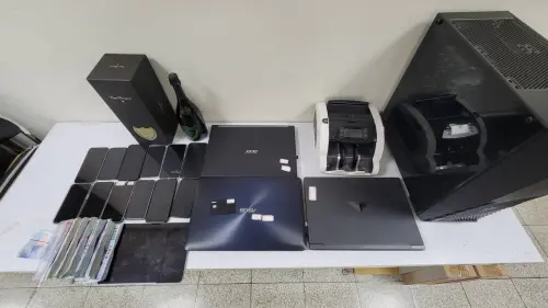 ▲警方三波行動拘提 20 人，並查扣手機、空白信用卡、晶片、刷卡機、自小客車及現金。（圖／翻攝畫面）