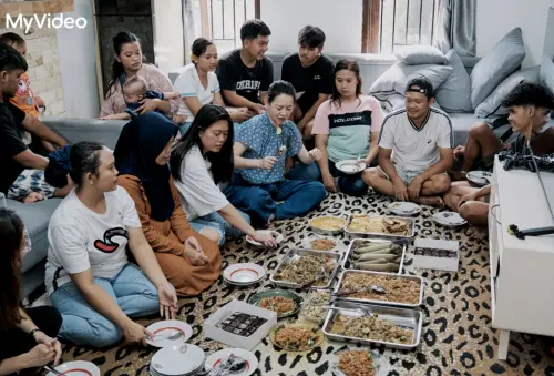 ▲曾寶儀（前排左三）在《我們回家吧3》實際接觸印尼的伊斯蘭教文化，體驗「開齋節」過程。（圖／台灣大哥大MyVideo、三立提供）