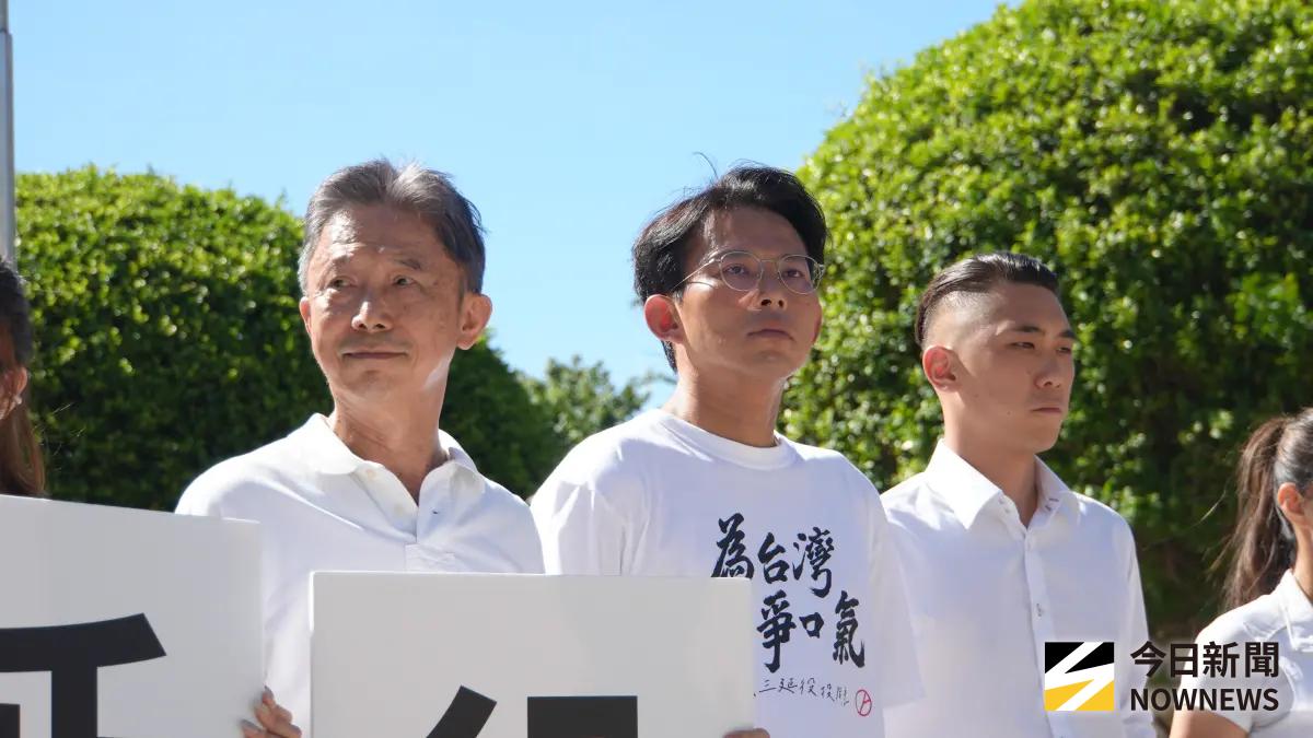 ▲為了宣傳823核三延役公投，民眾黨黃國昌（中）今日率領黨公職從新北市議會出發展開公投大車掃。（圖／記者呂炯昌攝，2025.08.15）