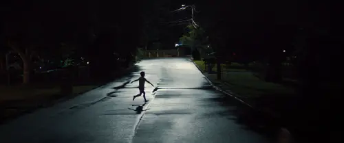 ▲本片中後段突然大轉彎。讓你以為可以套著公式走，卻又不安好心地顛覆你認知。（圖／華納兄弟台灣）