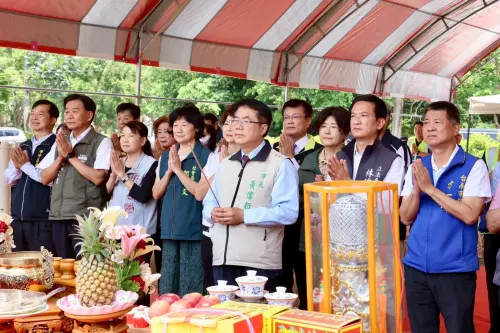 Incumbent Tainan Mayor Huang Wei-che (center, holding incense and wearing a light khaki vest) is known for his calm and rational public image. (By Huang Wei-che Facebook)