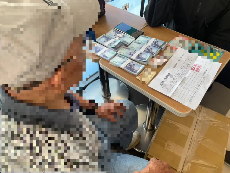 ▲台中阿公級車手不知淪為詐團車手遭員警逮獲。（圖／警方提供）