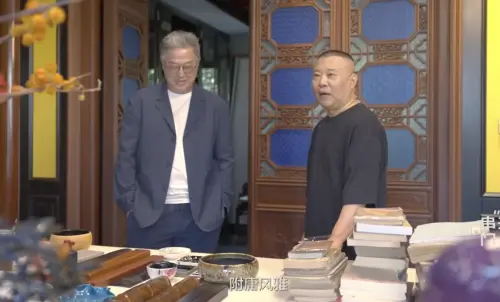 ▲郭德綱喜歡寫字、看書，文房四寶一樣沒少。（圖／翻攝自YouTube 德云社TV）