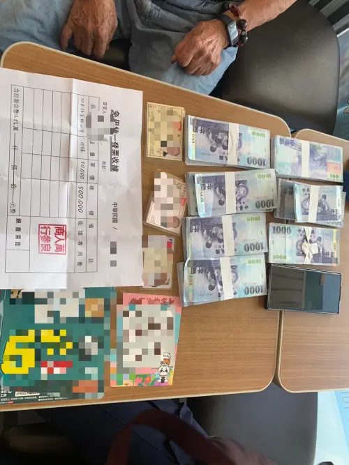 ▲台中阿公級車手不知淪為詐團車手遭員警逮獲並查扣贓證物。（圖／警方提供）