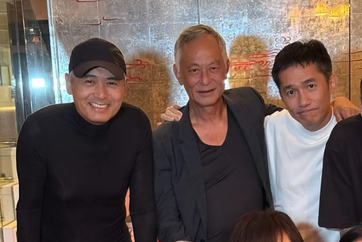 ▲劉嘉玲昨日上傳聚會合照，照片中周潤發（左起）、杜琪峯、梁朝偉久違同框，70歲的杜琪峯看起來瘦了不少，引發粉絲關注。（圖／劉嘉玲IG@carinalau1208）