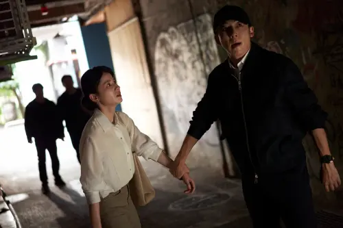 ▲《零日攻擊》高橋一生和連俞涵在劇中飾演一對戀人，大學時的戀愛照曝光，相當青澀。（圖／牽猴子 提供）