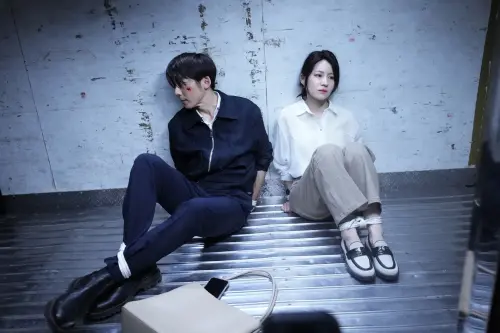 ▲《零日攻擊》高橋一生和連俞涵在劇中飾演一對戀人，大學時的戀愛照曝光，相當青澀。（圖／牽猴子 提供）