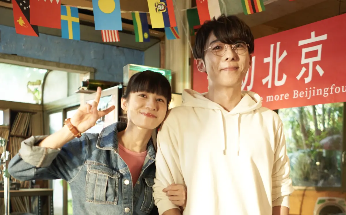 ▲《零日攻擊》高橋一生（右）和連俞涵（左）在劇中飾演一對戀人，大學時的戀愛照曝光，相當青澀。（圖／牽猴子 提供）