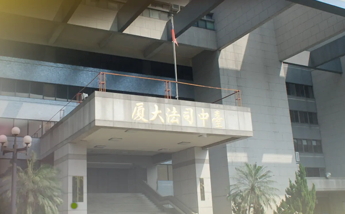 通緝犯藏槍又掛假車牌上大街溜噠！遭逮後竟藏鑰匙解腳銬逃逸 