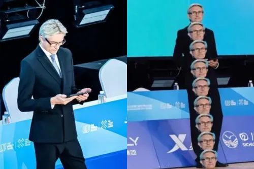 ▲世運會裁判因優雅氣質爆紅，甚至有網友逗趣P圖，意外驗證他九頭身的完美比例。（圖／翻攝微博）