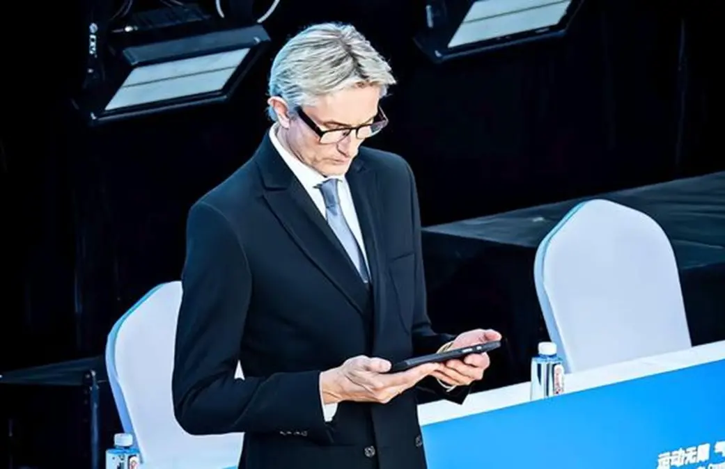 ▲世運會一名55歲「九頭身裁判」意外爆紅，優雅氣質被讚是「法拉利經典款」，社群平台開通後則狂吸60萬粉絲追蹤，而他的真實身分也被挖出了。（圖／翻攝微博）