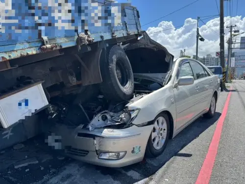 毒駕？花蓮轎車暴衝自撞「鏟起」小貨車　疑吸喪屍煙彈釀禍
