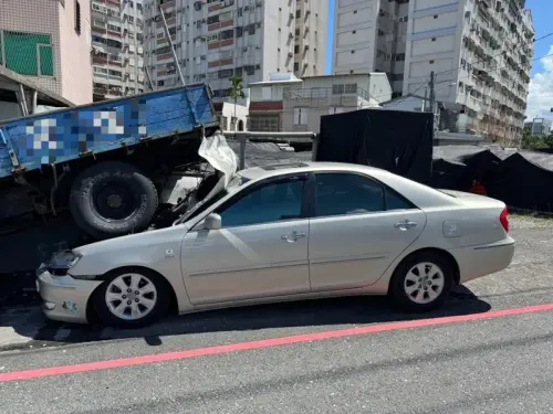 ▲前天（13號）花蓮一名駕駛開車失控暴衝，自撞路邊停放的小貨車。（圖／翻攝畫面）