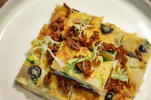 ▲COZZI Blu和逸飯店·桃園館攜手國泰健康管理於Cozzi Market逸·市集推出「吃出永續．蔬適生活」計劃，設計創新蔬食料理。（圖／COZZI Blu 和逸飯店·桃園館提供）