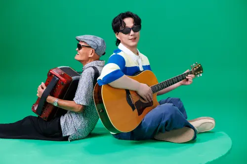 ▲金曲歌王蕭煌奇（右）2025年全新單曲〈輝煌旅行社〉於今（15）日發行，原本李炳輝（左）因為身體狀態婉拒合作，但蕭煌奇勸說可以一句一句路，李炳輝因而答應。（圖／華納音樂提供）