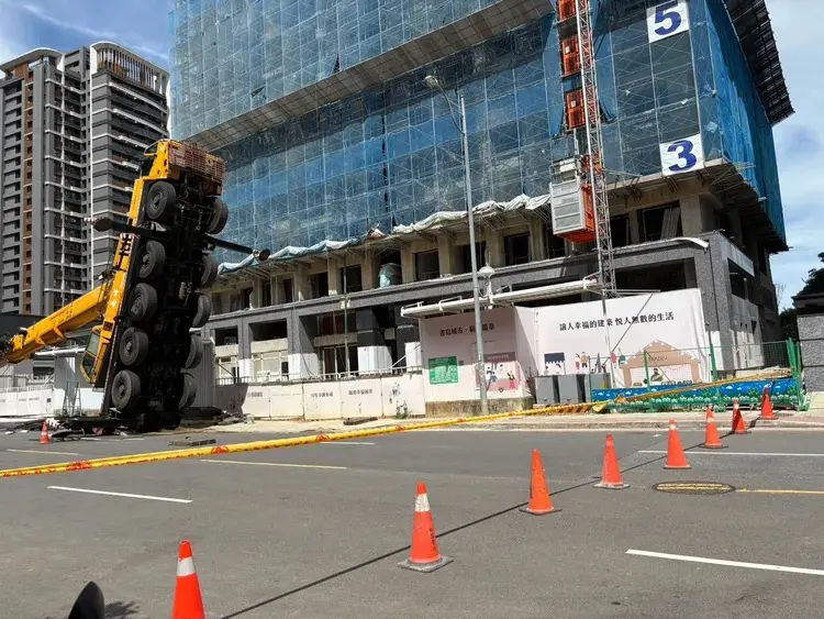 桃園吊車「翹孤輪」翻覆！50公尺吊臂撞斷路燈 鐵條噴飛砸中路人