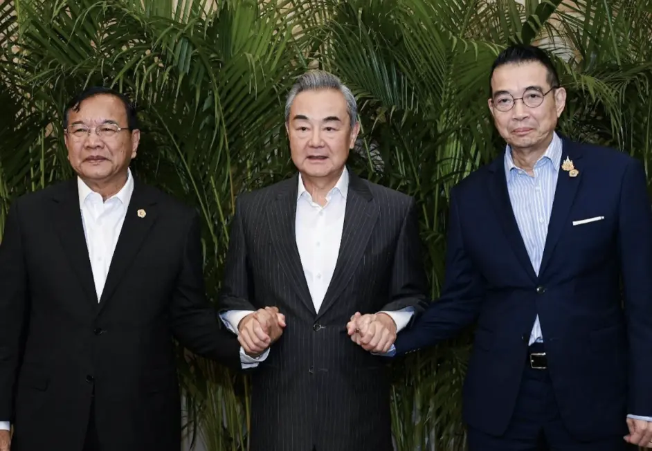 ▲中國外交部長王毅在雲南安寧會見柬埔寨副總理兼外交大臣布拉索昆和泰國外長瑪里。（圖／翻攝自中國外交部）