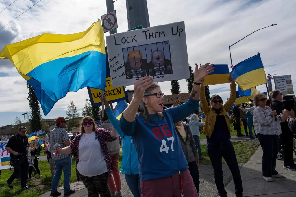 ▲美國總統川普與俄羅斯總統蒲亭15日將在阿拉斯加舉行會晤，14日有抗議者在安克拉治的集會上高呼口號。（圖／美聯社／達志影像）