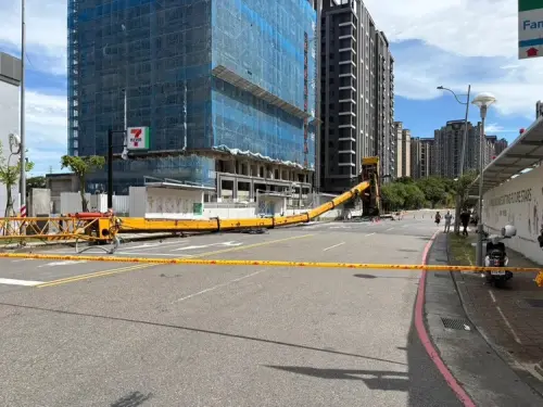 ▲桃園龜山今天下午發生吊車翻覆意外。（圖／翻攝畫面）