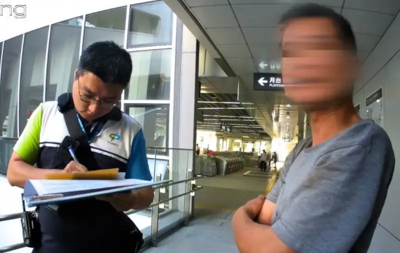 ▲  台中58 歲范姓男子疑似酒後失控，亂按手扶梯緊急停機鈕，十日後遭警察攔下罰款一萬元。（圖／翻攝畫面）