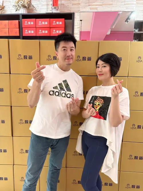 ▲文汶（右）護女心切，先前因女兒發高燒就醫，一時心急的言論引發爭議。（圖／民視提供）