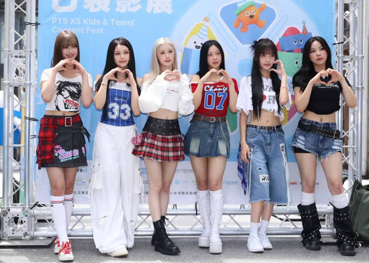 ▲GENBLUE幻藍小熊出席小公視開台一週年的慶祝活動，媛媛（左二）驚曝家裡已經有9歲的小孩，自己還幫他包尿布，根本就是小媽媽，希望孩子長大要孝順。原來那個小孩，是和她年紀有明顯差距的弟弟。（圖／記者嚴俊強攝）