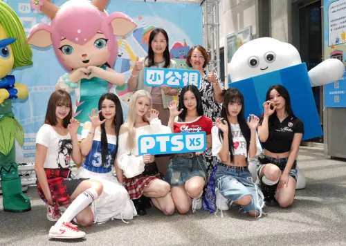 ▲GENBLUE幻藍小熊和小公視的高層開心在該台開播一週年的活動上合影。（圖／記者嚴俊強攝）