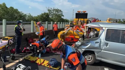 教練載嘉義某國中棒球隊！國3追撞工程車　車頭凹陷8傷送醫
