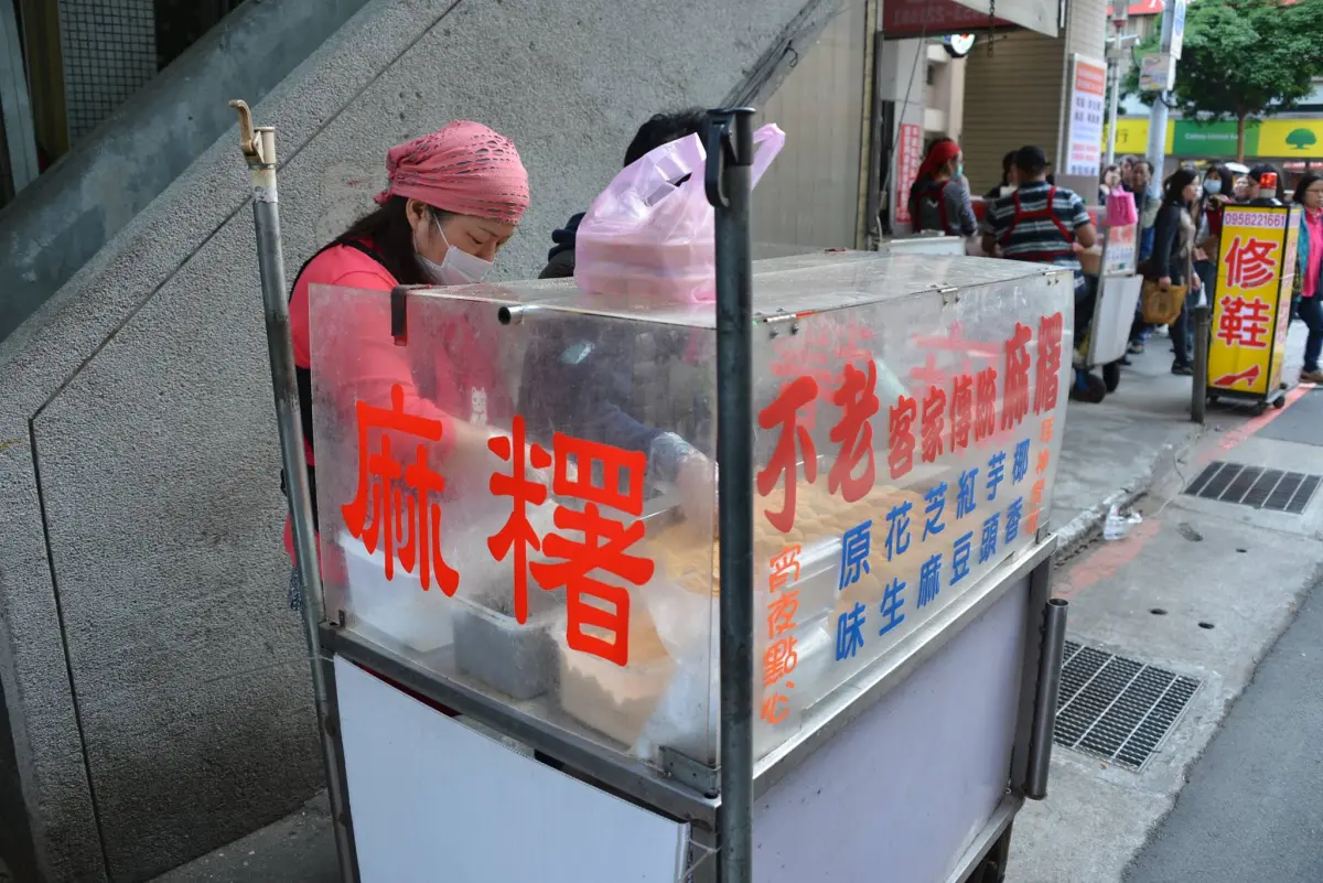 ▲行天宮排隊美食不老客家麻糬，繳了上百萬租金給大樓管委會竟是繳錯對象。（圖／翻攝臉書）