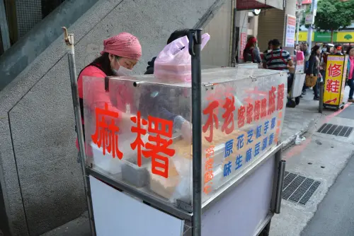「行天宮排隊攤位」不老客家麻糬爆土地糾紛　店家：招聘心血擴店

