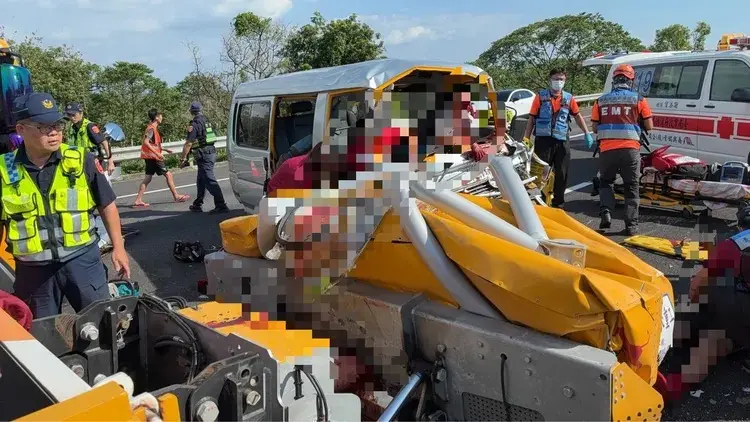 ▲嘉義民和國中棒球隊教練，開廂型車載隊員返程嘉義時在國道發生車禍。（圖／翻攝畫面）