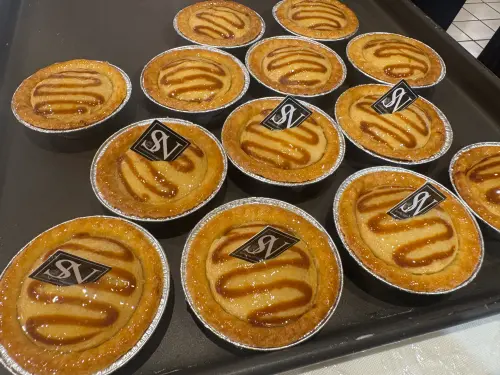 ▲▲「黑糖焦糖起司塔」綿密乳酪蛋糕配上黑糖焦糖醬，滑順質地搭配酥脆塔皮。（圖／記者鍾怡婷攝）