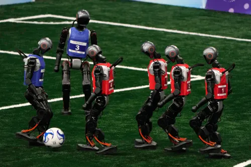 ▲「2025世界人形機器人運動會」昨（14）晚在中國北京舉行開幕式，賽程今日正式登場，包括田徑、足球、拳擊等等，吸引全球16國280支隊伍500多位機器人參加。（圖／美聯社／達志影像）