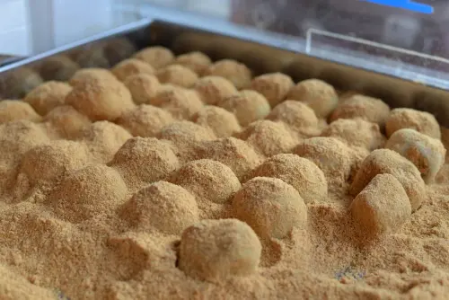 ▲不老麻糬有6種口味、1顆12元，網路稱讚「花生粉像瀑布一樣狂倒」。（圖／翻攝臉書）