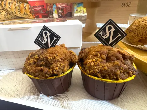 ▲「黑糖瑪芬」黑糖風味蛋糕體搭配酥脆菠蘿粒，並在內層加入黑糖麻糬丁。（圖／記者鍾怡婷攝）