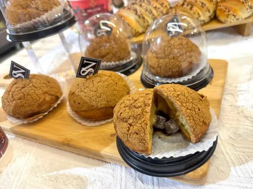 ▲「黑糖泡芙」內餡填滿黑糖卡士達醬與特製黑糖醬。（圖／記者鍾怡婷攝）