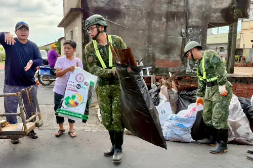 ▲第5作戰區官兵與地方清潔隊及居民攜手清理家園。 （圖／記者莊全成翻攝）