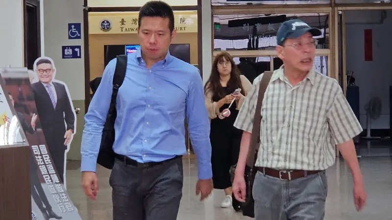 ▲前總統府侍衛室少校吳宗憲為國安私菸案到高等法院出庭。（圖／記者劉松霖攝）