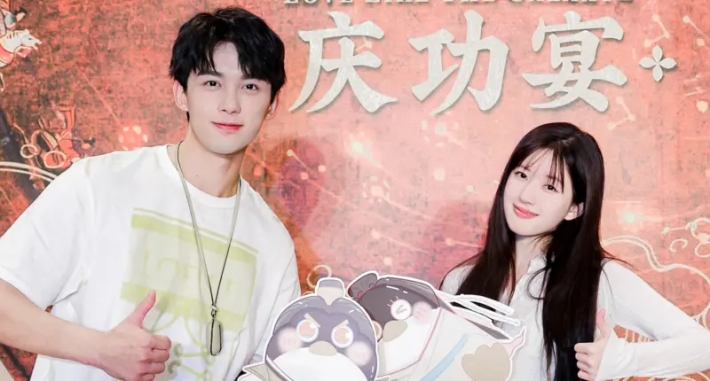 ▲趙露思（右）宣布註銷微博後3分鐘，吳磊（左）就上傳一段比YA的影片，這個手勢被粉絲猜測是在力挺趙露思，讓「吳露可逃」的CP粉們嗨爆。（圖／翻攝自微博＠電視劇星漢燦爛·月升滄海）