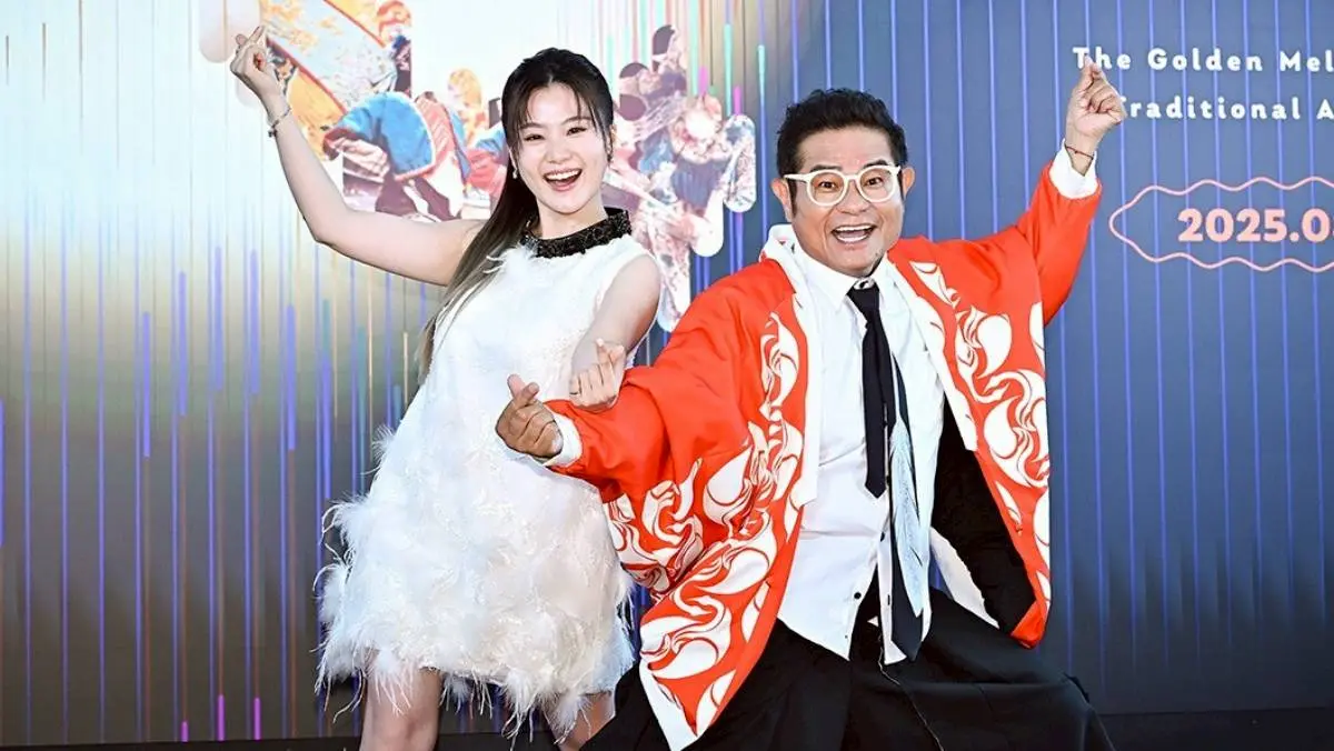 ▲第36屆傳藝金曲獎盛大登場！主持人許效舜（右）與楊小黎（左）首度搭檔主持，攜手「台灣民謠歌王」劉福助等眾多表演藝術家，共同打造這場文化盛宴。（圖／三立提供）