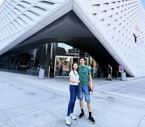 ▲佩甄（左）老公（右）前陣子在洛杉磯會合，一起到了當地著名的The Broad博物館參觀。（圖／摘自 李佩甄 FB）