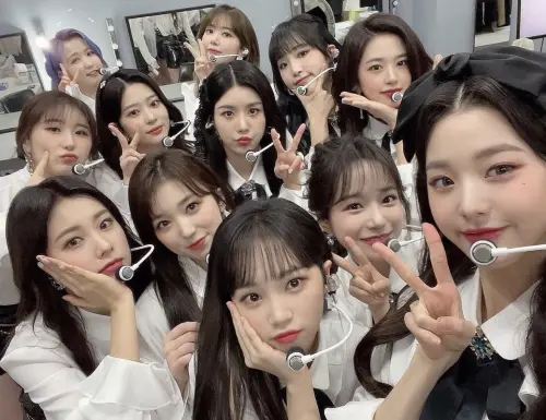 ▲權恩妃（正中間嘟嘴比Ya者）是IZ*ONE的隊長，團體解散後solo出道。（圖／權恩妃IG@silver_rain.__）