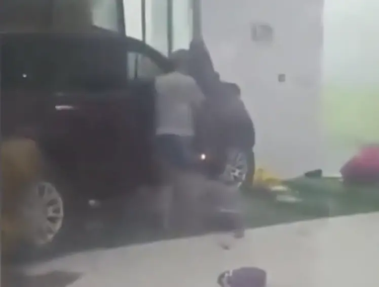 ▲菲律賓一輛休旅車失控衝入校園，造成7人受傷，其中包括4名未成年人。（圖／翻攝自影片）